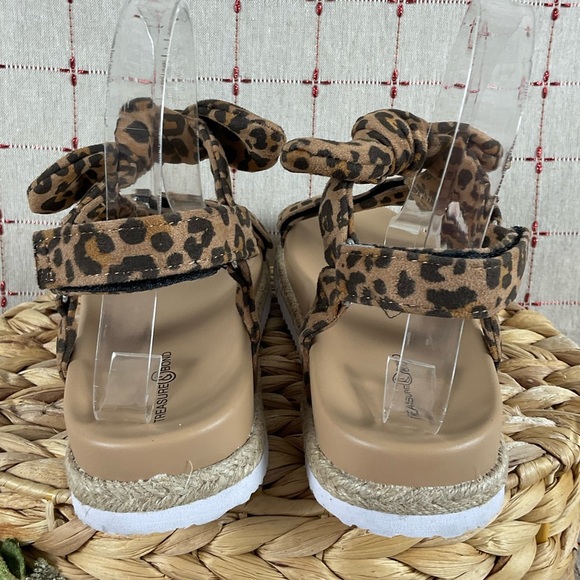 Treasure & Bond “Eliza” Leopard Print Strappy Sandals Girls Sz 5 Contour Footbed - Picture 4 of 7